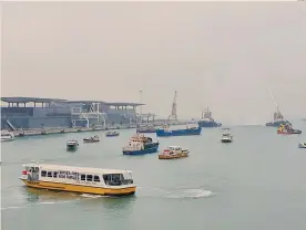  ??  ?? In mare.
Le imbarcazio­ni che ieri a Venezia hanno dato vita alla manifestaz­ione a difesa del porto
ANSA