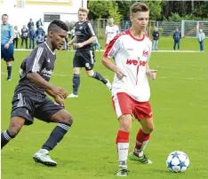  ?? Foto: Ernst Mayer ?? Der Jettinger Dominik Eppler nimmt den Ball ruhig auf, der Günzburger Barbaro Ca samayor Bell kommt zu spät in den Zweikampf. Beide Teams trennten sich unlängst torlos – und hoffen nun auf Erfolge gegen starke Kontrahent­en.