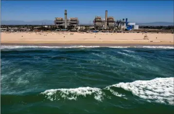  ?? JEFF GRITCHEN — ORANGE COUNTY REGISTER/SCNG ?? The AES Huntington Beach power plant along Pacific Coast Highway in Huntington Beach on April 28, 2021.