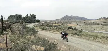  ?? /Nick Yell ?? Karoo nirvana: The R398 to Middelburg on the way to Nieu Bethesda is quintessen­tial Zen-dirt.