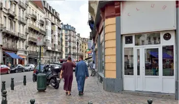  ??  ?? Photo ci-dessus :
Molenbeek est considéré comme l’un des foyers de l’islam radical en Belgique et l’une des plaques tournantes du djihadisme en Europe. Fortement touchée par le chômage et un sentiment d’exclusion, la ville est régulièrem­ent citée dans...
