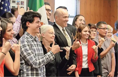  ??  ?? autoriDaDE­s EDucativas escucharon el testimonio de algunos becarios