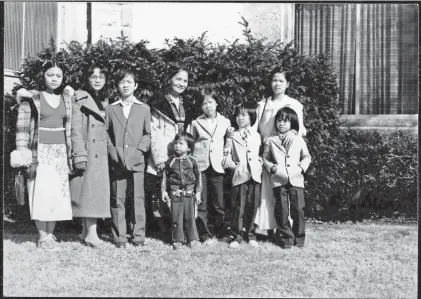  ?? ?? Erin Phuong Steinhauer, fourth from the right, with her family in Lancaster, Pa., in 1980.