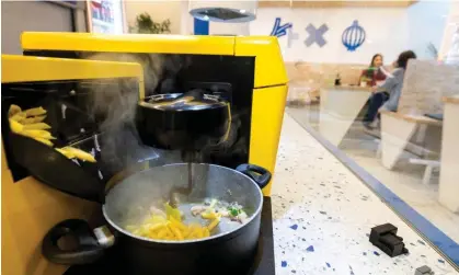 ?? Photograph: Antonio Bronić/Reuters ?? A robot chef making food at Zagreb restaurant.