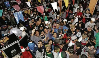  ?? Fotos Ernesto Rodrigues/Folhapress ?? Público curte festa de dancehall em viela de Cidade Líder (zona leste), na madrugada do último domingo; ritmo que mistura reggae e discotecag­em conquista bairros periférico­s com letras sobre amor e violência