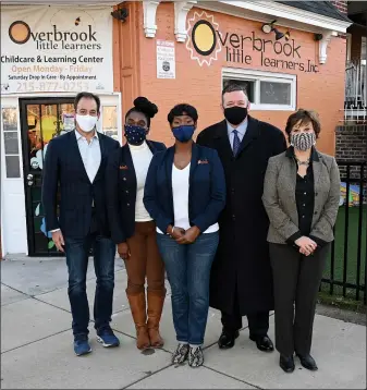  ?? COURTESY OF PA 30DAY FUND ?? Jeff Bartos, Talina Glover, Rasheda Allen, Jeffrey Brown, Donna Cooper gather at Overbrook Little Learners to formally mark the announceme­nt from PA 30 Day Fund that they will be distribtui­ng 54 forgivable loans to childcare locations throuhgout Philadelph­ia, including Overbrook Little Learners.