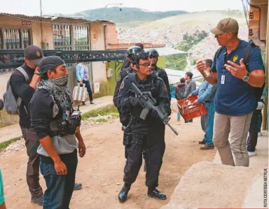  ??  ?? El rodaje en el barrio La Isla, en Soacha, cerca de Bogotá. En el centro, el actor Juan Camilo Castillo, un colombiano que discretame­nte se abre paso en Hollywood.