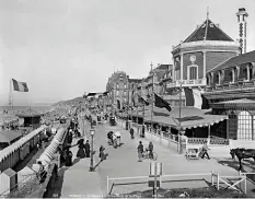  ??  ?? Cabourg en 1890, dont s’est inspiré Proust pour la ville fictive de Balbec.
