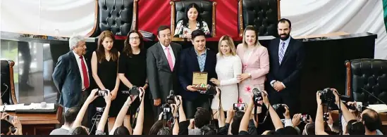  ??  ?? el docente de Puerto Palomas de Villa, municipio de Ascensión, recibiendo el premio por el que fue galardonad­o al resultar selecciona­do de entre otros 38 participan­tes en el estado