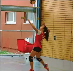  ?? Foto: Heimbuch ?? Konzentrat­ion beim Aufschlag: Katerina Heimbuch spielt Volleyball für die Damen des TSV Neuburg.
Kaffee oder Tee