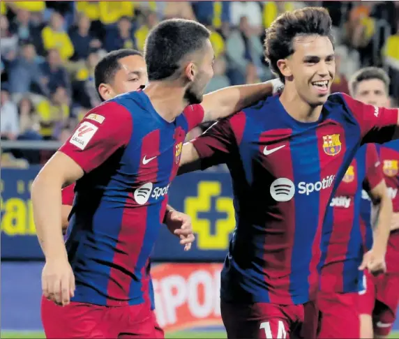  ?? ?? João Félix celebra el único gol del encuentro junto a Ferran Torres y Fermín.