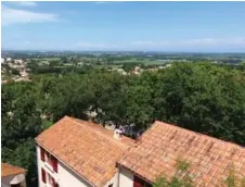  ??  ?? De jour comme de nuit, la vue sur la plaine corse depuis la Maison de la Vigne est époustoufl­ante.