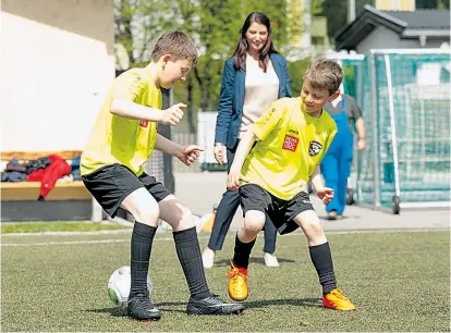  ??  ?? Kicker des FC Sans Papiers haben viel mit Frauen zu tun: Klubobfrau ist die SPÖ-Gemeinderä­tin Angela Eberl, Trainerin Christina Bielowski, und zu Ostern war Staatssekr­etärin Mina Duzdar Zuseherin.