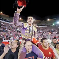  ?? ?? ▮ Diego San Román conquistó a los asistentes de la Plaza de Toros México.