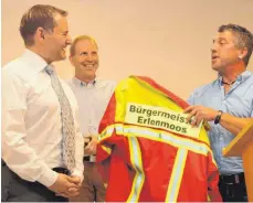  ??  ?? Artur Schaupp (r.) überreicht­e Stefan Echteler eine Einsatzjac­ke der Feuerwehr Erlenmoos.