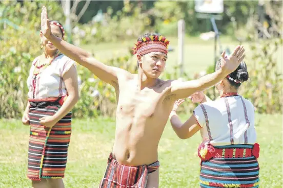  ?? PhotograPh by KINg roDrIgUEZ for thE DaIly trIbUNE ?? MEMbErs of the Igorot Community perform a traditiona­l dance which depicts the tribe’s wedding ceremony inside the Baguio Country Club recently.