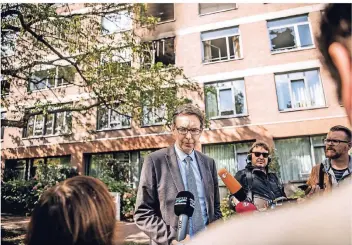  ?? FOTO: ANDREAS ENDERMANN ?? Martin Meyer, der Geschäftsf­ührer des Marienhosp­itals, informiert­e am Dienstagna­chmittag die Presse. Der Flur der betroffene­n Station war gerade erst brandschut­zsaniert worden.