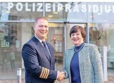  ?? FOTO: REICHWEIN ?? Polizeidir­ektor Björn Ekhoff wurde von Duisburgs Polizeiprä­sidentin Elke Bartels begrüßt.