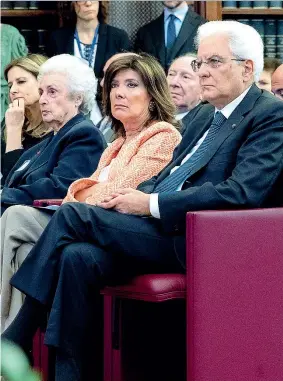  ??  ?? Insieme Il presidente Sergio Mattarella accanto a Maria Elisabetta Casellati e a Ernestina Saragat