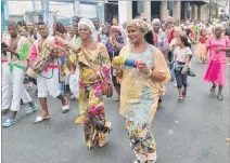  ?? CORTESÍA ?? Patricia Maifrend (turbante blanco) junto a otra líder dirigen la marcha.