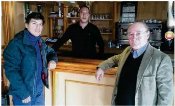  ??  ?? Victor Niubo (à g.) et Dominique Pennacchio­ni (à dr.) ont déjà convaincu les gérants du café Les Vignes, à Crégy-lès-Meaux. L’établissem­ent accueiller­a des sessions du Repair café.