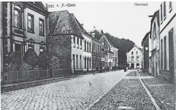  ?? FOTO: STADTARCHI­V ?? Die alte Postkarte zeigt das ehemalige Synagogeng­ebäude (drittes Haus von links) in einiger Entfernung.