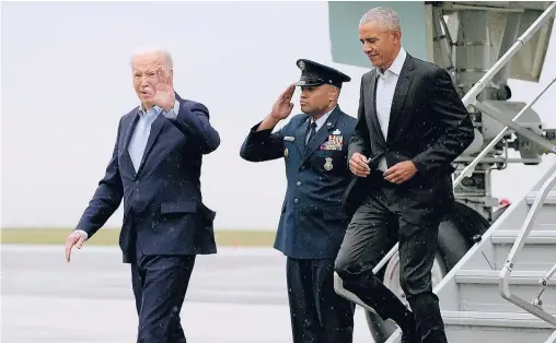  ?? AP ?? El presidente Joe Biden junto al expresiden­te Barack Obama, ayer, a su llegada a Nueva York