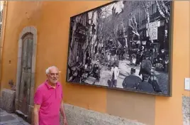  ?? (Photo Pa. M.) ?? Bernard Castel devant une photograph­ie de son arrière-grand-père, Marius Bar, illustrant le cours Lafayette.