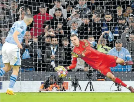  ?? Foto: Efe ?? Lunin detiene el penalti de Kovacic, justo después de parar otro a Bernardo Silva.