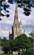  ??  ?? Le clocher de Saint-Nicodème, démesuréme­nt haut, tel un phare dans la campagne de Pluméliau.