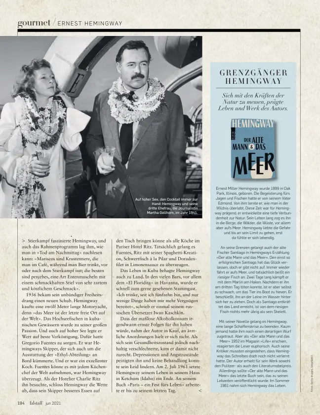  ??  ?? Auf hoher See, den Cocktail immer zur Hand: Hemingway und seine dritte Ehefrau, die Journalist­in Martha Gellhorn, im Jahr 1941.