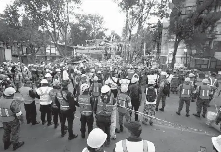  ?? Uilses Ruiz Basurto EPA-EFE/REX/Shuttersto­ck ?? RESCUE WORKERS in Mexico City were interrupte­d Saturday by a 6.1 quake centered in Oaxaca, an aftershock to the Sept. 7 temblor.