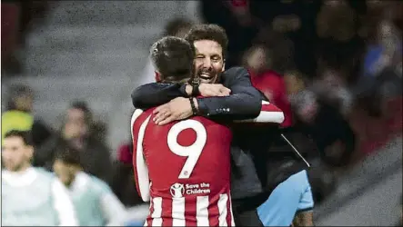  ?? FOTO: GETTY ?? Álvaro Morata y Diego Simeone se abrazan en la primera etapa del delantero en el Atlético de Madrdid