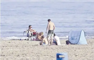  ?? MANOLO NEBOT ?? Las altas temperatur­as de estos días hace que los vecinos de Castellón disfruten de la playa como si fuese verano.