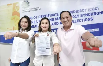  ?? SUNSTAR FOTO / AMPER CAMPAÑA ?? FIELD. Rep. Gwendolyn Garcia (left) and Marie Daphnie Salimbango­n, running for governor and vice governor respective­ly, pose with 4th District Rep. Benhur Salimbango­n.