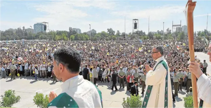  ??  ?? El Pontífice celebró una multitudin­aria misa en el parque O’Higgins de Santiago de Chile