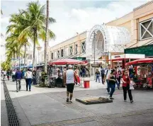  ??  ?? Ao lado, moradores posam diante da fábrica de tecidos Enrico Dell’Ácqua de Osasco, em 1900; acima, moradores passam pelo mesmo ponto, agora um shopping, na rua Antônio Agu