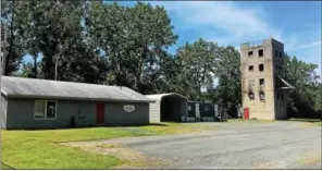  ?? NICHOLAS BUONANNO — NBUONANNO@ TROYRECORD. COM ?? A look at the current Rensselaer County fire training tower and facility on Macha Lane in Wynanstiki­ll.