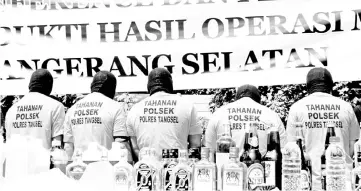  ?? – AFP photo ?? Suspects arrested for producing and selling illegal homemade alcohol are put on parade by Indonesian police in South Tangerang, outside Jakarta on April 13.