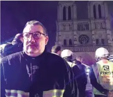  ??  ?? Der Held von Notre-Dame: Jean-Marc Fournier, Seelsorger der Feuerwehr.
