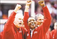  ?? Justin Casterline / Getty Images ?? Former Indiana coach Bob Knight and player Isaiah Thomas acknowledg­e the crowd at halftime of Saturday’s game against Purdue at Assembly Hall in Bloomingto­n, Ind.