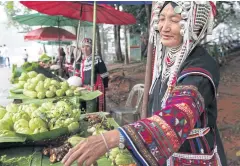  ?? KARNJANA AYUWATANAC­HAI ?? Hill tribe villagers sell vegetables produced under the Doi Tung Developmen­t project.