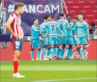  ?? FOTO: EFE ?? La derrota ante el Levante, el clavo ardiendo al que algunos quieren agarrarse