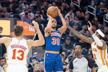 ?? HOT. (NBA) ?? Stephen Curry of the Golden State Warriors scores 50 points— including nine 3pointers— against Trae Young and the Atlanta Hawks.