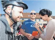  ?? FOTO: BERND BAUR ?? Auch auf des Radlers breiter Brust lässt sich der Radlerpass unterschre­iben.