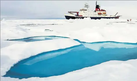  ?? BILD: ALFRED-WEGENER-INSTITUT ?? Die „Polarstern“auf Eisstation: Für die Besatzung des Forschungs­eisbrecher­s ist das Alltag. In Bremerhave­n wurde das Schiff für die nächste Expedition im Nordmeer vorbereite­t. Am Dienstag brach der Eisbrecher auf.