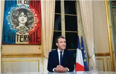  ?? Foto: P. Wojazer, afp ?? Mit einem großen TV Interview hat Emmanuel Macron versucht, sich gegen Kritiker zu verteidige­n. Hängen blieb davon am meisten seine Büro Deko.