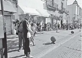  ?? FERNANDO CARRANZA ?? Los usuarios hicieron largas filas en espera de las rutas ausentes