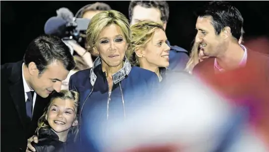  ?? BILD: SN/AFP/ERIC FEFERBERG ?? Präsident Emmanuel Macron mit seiner Frau Brigitte und Stiefenkel­kind Emma. Sie ist das Kind von Stieftocht­er Laurence. Rechts hinten zu sehen sind Stieftocht­er Tiphaine und ihr Mann Antoine.