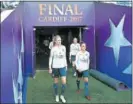  ??  ?? Las chicas del PSG se han ganado un lugar de privilegio en el fútbol francés y en el europeo. A la derecha, antes de disputar su última final ante el Lyon.